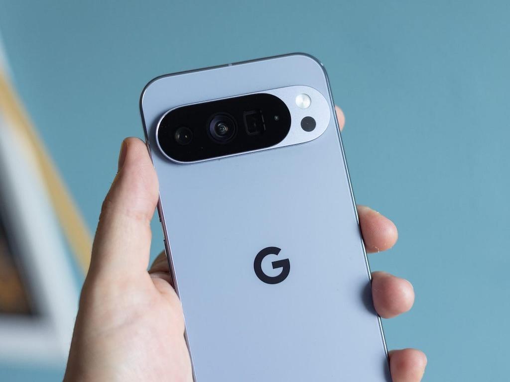 تصویری از گوشی گوگل پیکسل ۱۰ پرو در دستان کاربر