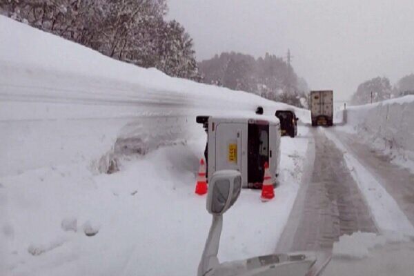 ۳۰ نفر بر اثر بارش برف سنگین در ژاپن جان باختند ۳۰ نفر بر اثر بارش برف سنگین در ژاپن جان باختند