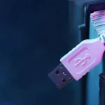 تولد USB و نفرین سه بار چرخاندن: داستان اختراعی که جهان را به هم متصل کرد، اما خالقش را ثروتمند نکرد تولد USB و نفرین سه بار چرخاندن: داستان اختراعی که جهان را به هم متصل کرد، اما خالقش را ثروتمند نکرد