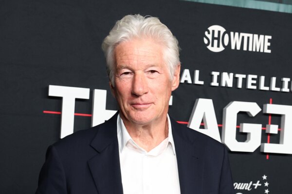 ریچارد گِر دنیای زیرپوستی جاسوسان و مأموران بین‌المللی را آشکار می‌کند