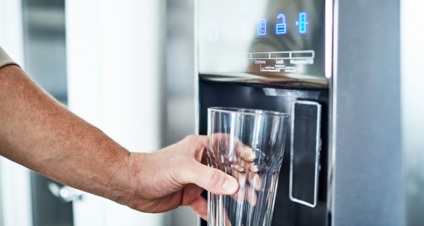 چگونه و هر چند وقت یک‌بار آبسردکن یخچال را تمیز کنیم؟